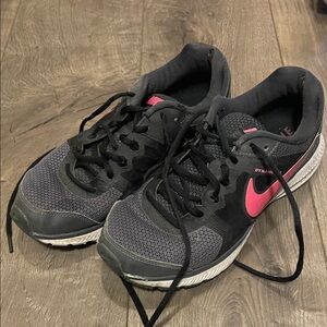 Nike Women's Black and Pink Athletic Shoes